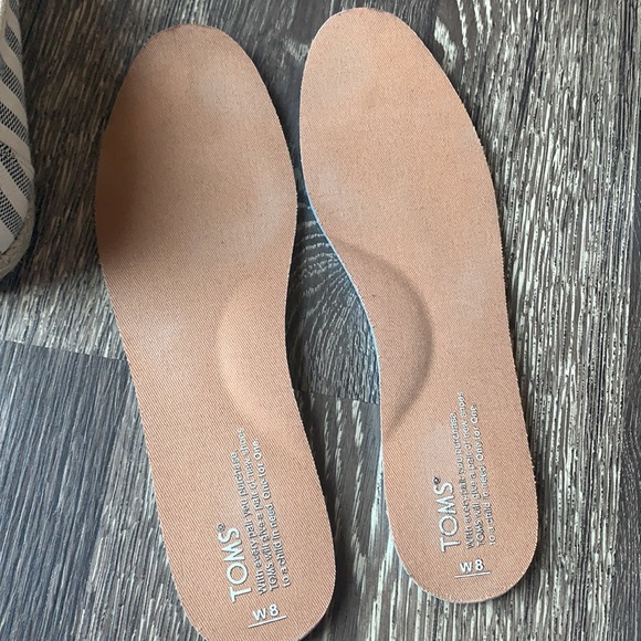 Toms - Picture 10 of 10